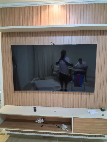 Instalações de televisão no suporte na parede ou painel * Volta Redonda