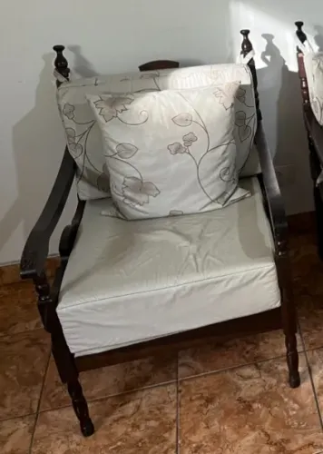 Poltrona de Madeira Maciça - Estilo Clássico