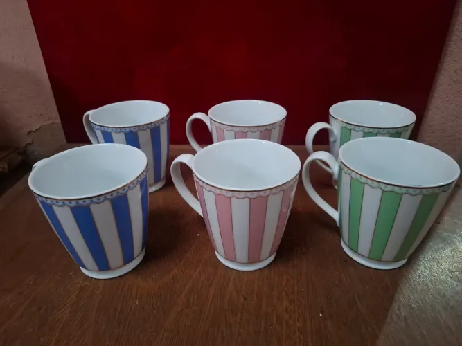 Canecas listradas e coloridas
