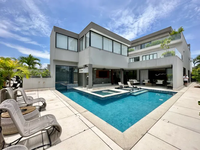 CASA A VENDA 4 SUÍTES NA BARRA DA TIJUCA CONDOMÍNIO ALPHAVILLE