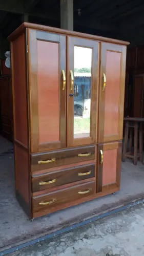 Guarda roupa de madeira frete grátis.