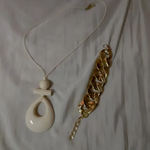 colar longo bege + pulseira