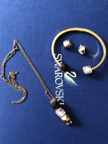 SWAROVSKI CONJUNTO SPIKES COLAR, BRACELETE E BRINCOS NO ROSÊ GOLD