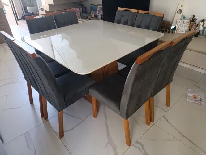 Mesa de Jantar Quadrada com 8 Cadeiras Estofadas linda