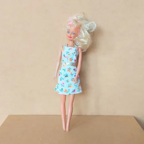 brinquedo - boneca loira vestido azul (usada)