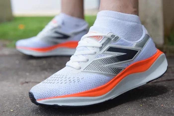 Tênis New Balance Branco com Detalhes Laranja