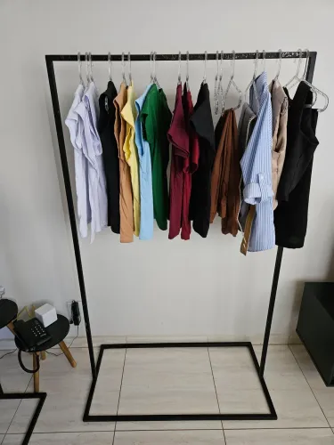 Arara de Roupa em Metal Preto