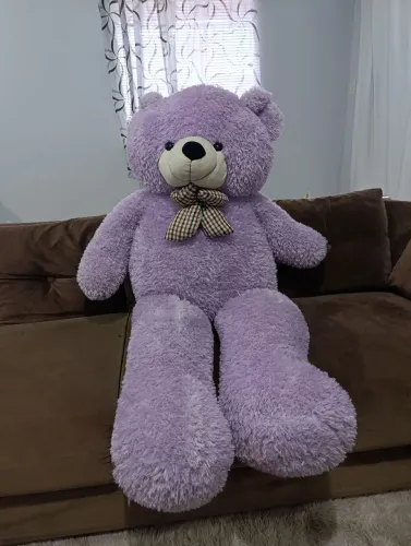 Urso de pelúcia lilás gigante para decoração. 