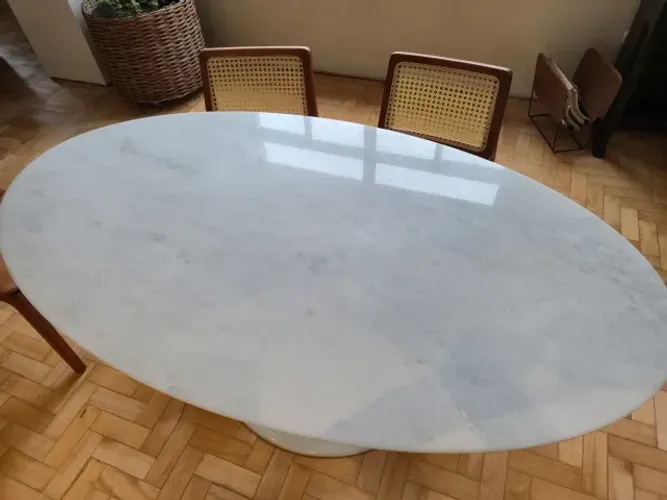 Tampo de Mármore Carrara Mesa Oval Saarinen com chanfrado - 1,60cm x 90cm (somente tampo)