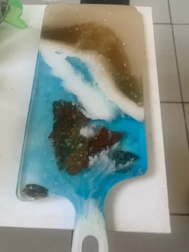 Tábua de servir personalizada com porcelanato líquido