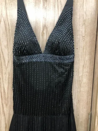 Vestido de festa cor preto bordado com canutilhos tamanho M