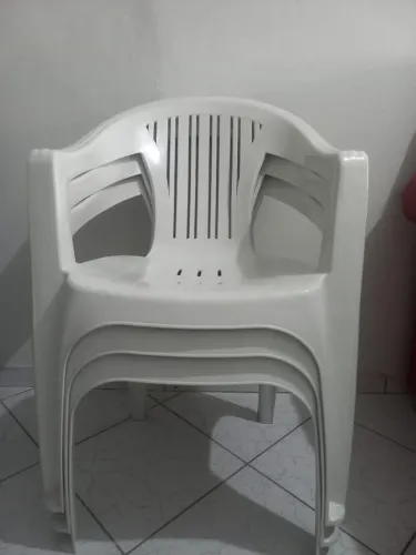 3 Cadeiras de plástico