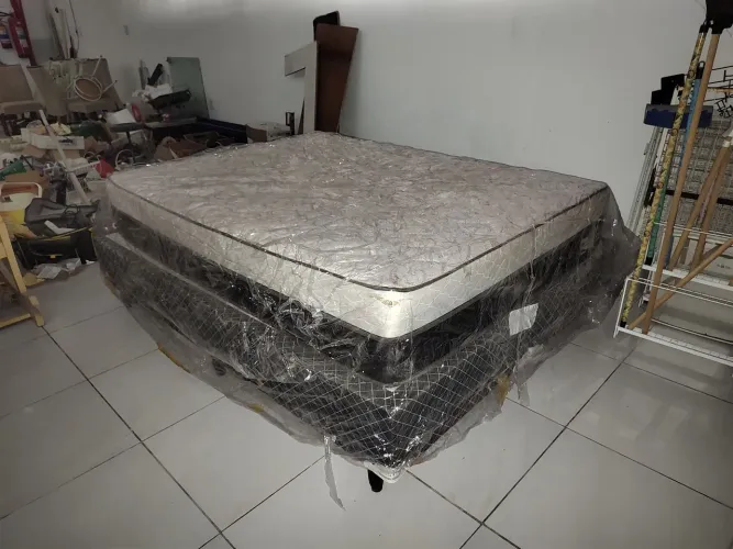 Cama de casal pouco usada.