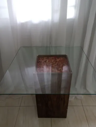 Mesa de jantar com base de madeira e tampo de vidro