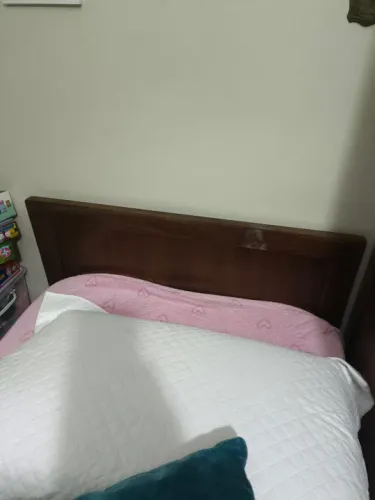 Cama antiga de solteiro de madeira maciça