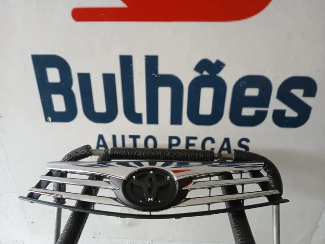 Grade do radiador central Toyota Corolla 2015 a 2017 preta com friso cromado