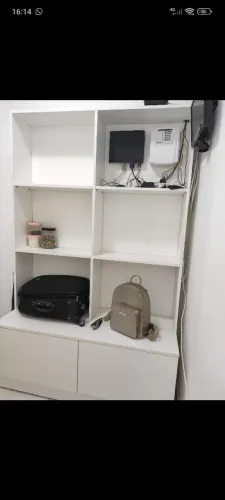 Armário com prateleiras e duas gavetas