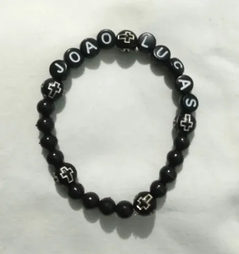 Pulseira de miçangas personalizada com fio de nylon duplo com o nome e cruz 