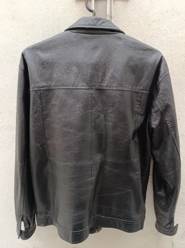 Jaqueta de Couro Clássica - Elegância em Preto