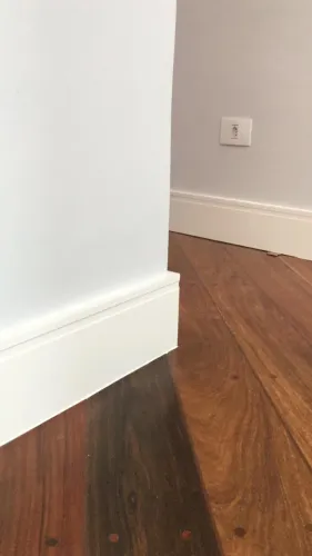 Rodapé 10cm em poliestireno