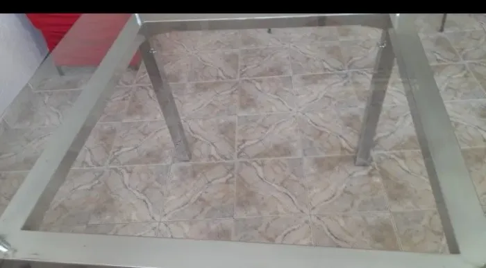 Mesa de jantar cromada, tampo de vidro. Retirar no local, com pagamento em dinheiro.