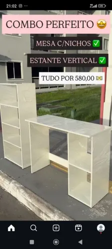 Mesa de estudo e estante multiuso.