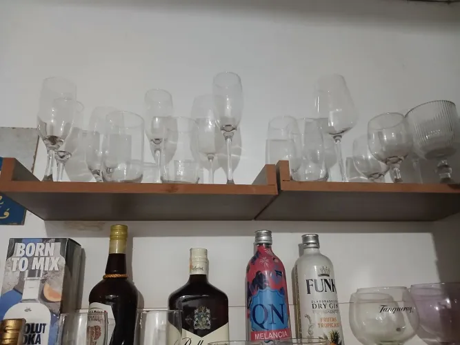 Bar com taças e bebidas