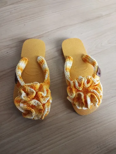 Chinelo com decoração em crochê modelo "Cravina"