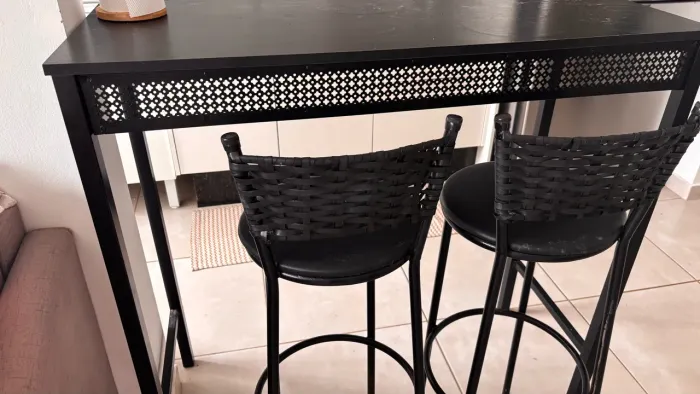 Bancada com banquetas.