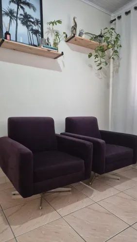 Conjunto 2 Poltronas Giratorias de veludo vinho base cromada semi nova