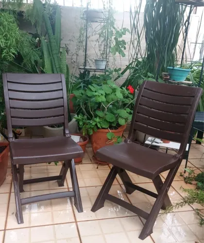 Kit 2 cadeiras de jardim- plástico resistente  que suporta peso- marrom