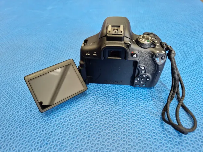 Camera Canon T6i 9000 clicks