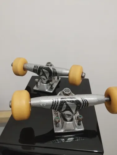 Truck e roda de skate - Truck Crail quase novo e Roda Chocolate gringa em bom estado.