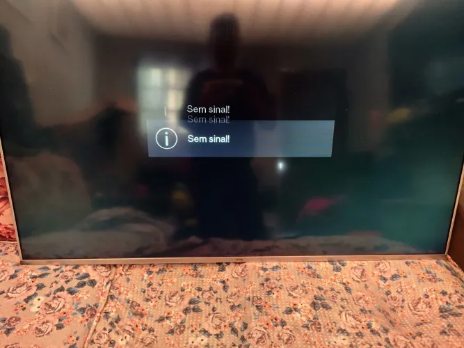 Tv smart TCL 50 polegadas está com defeito vendo para peça ou conserto tem comtrole