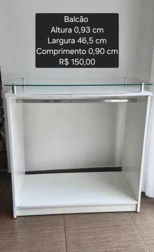 Balcão expositor central com vidro MDF