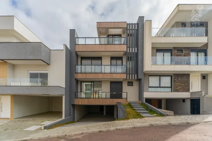 Casa no Condomínio Alto Boulevard, 03 Suítes, 05 Vagas, Bairro Alto, Curitiba.