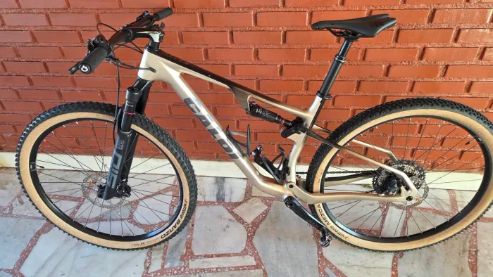 Caloi Fs carbon Racing RockShox Sid, Shimano SlX até os freios,