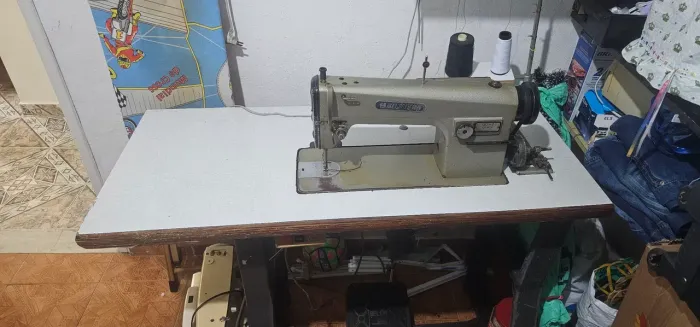 Maquina de costura industrial reta.