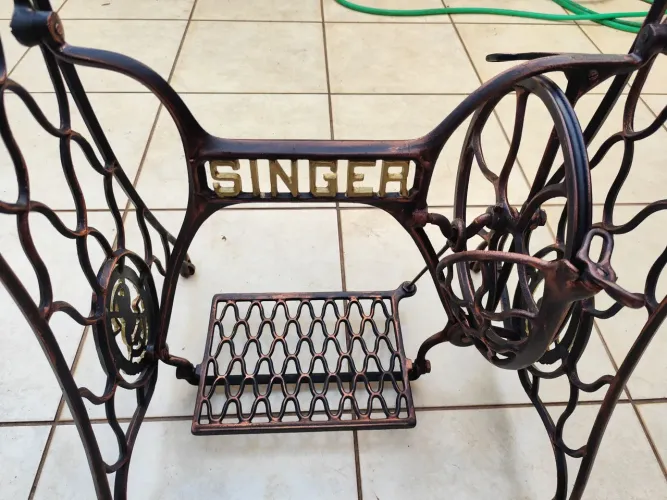 Pé de máquina Singer aranha