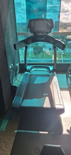4 Esteiras life fitness 95t - Academia