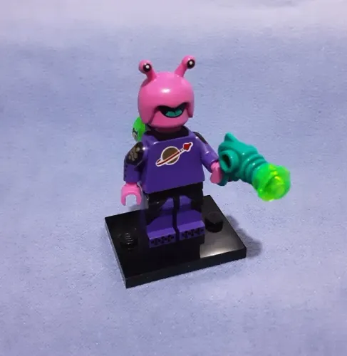 LEGO minifigura Space Creature, Series 22 (completa, com acessórios e base)
