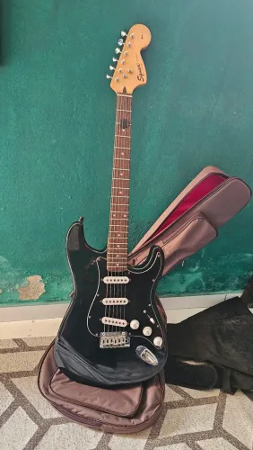Guitarra Squier by Fender (ano 2000) + upgrades (OPORTUNIDADE  UNICA)