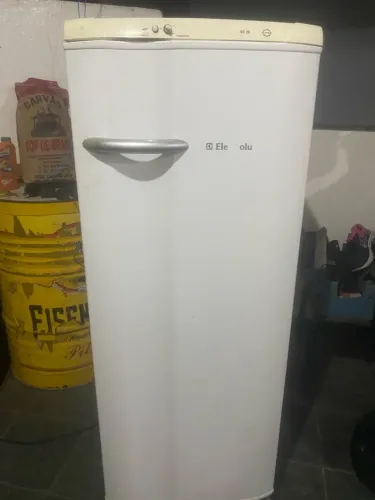 Vende se geladeira