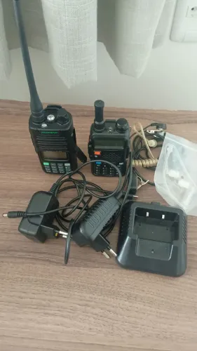2 RÁDIOS HT BAOFENG COM CARREGADOR.