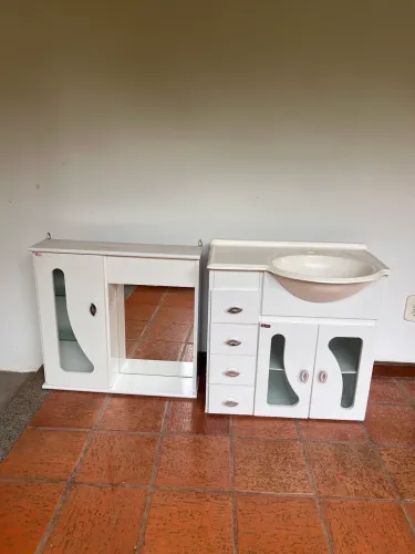 Conjunto para banheiro Bemi, composto por gabinete com cuba e armário com espelho
