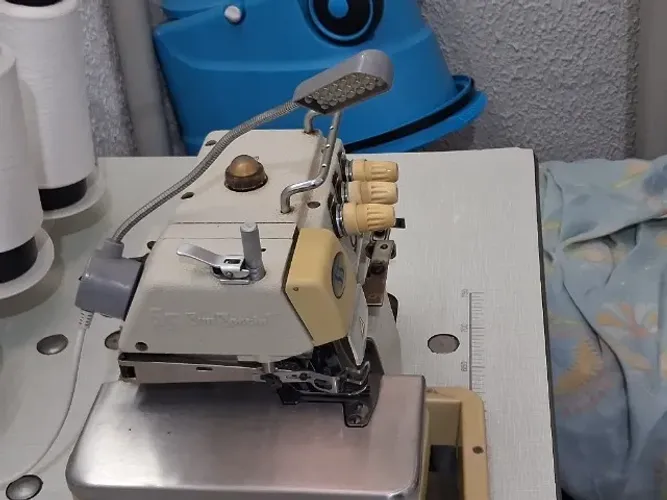 Máquina overloque