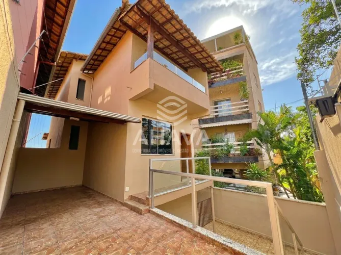 Casa com 4 Quartos à Venda, 418m², Heliópolis, próximo à Avenida Cristiano Machado.