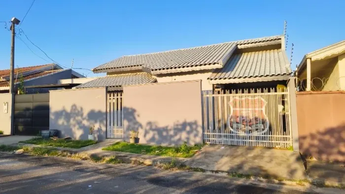 Casa a venda no jardim América com 2 quartos, sala, cinzinha externa , banheiro , 2 garage