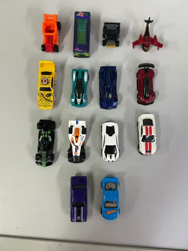 Lote com 14 hot wheels originais - loose