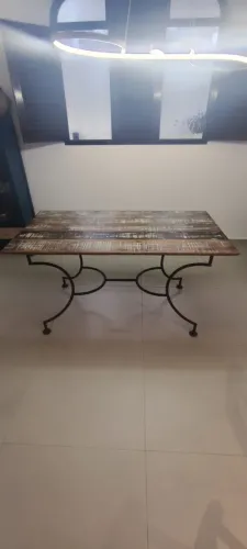 Mesa de Jantar Rústica - Madeira e Ferro Trabalhado (Design Exclusivo)
